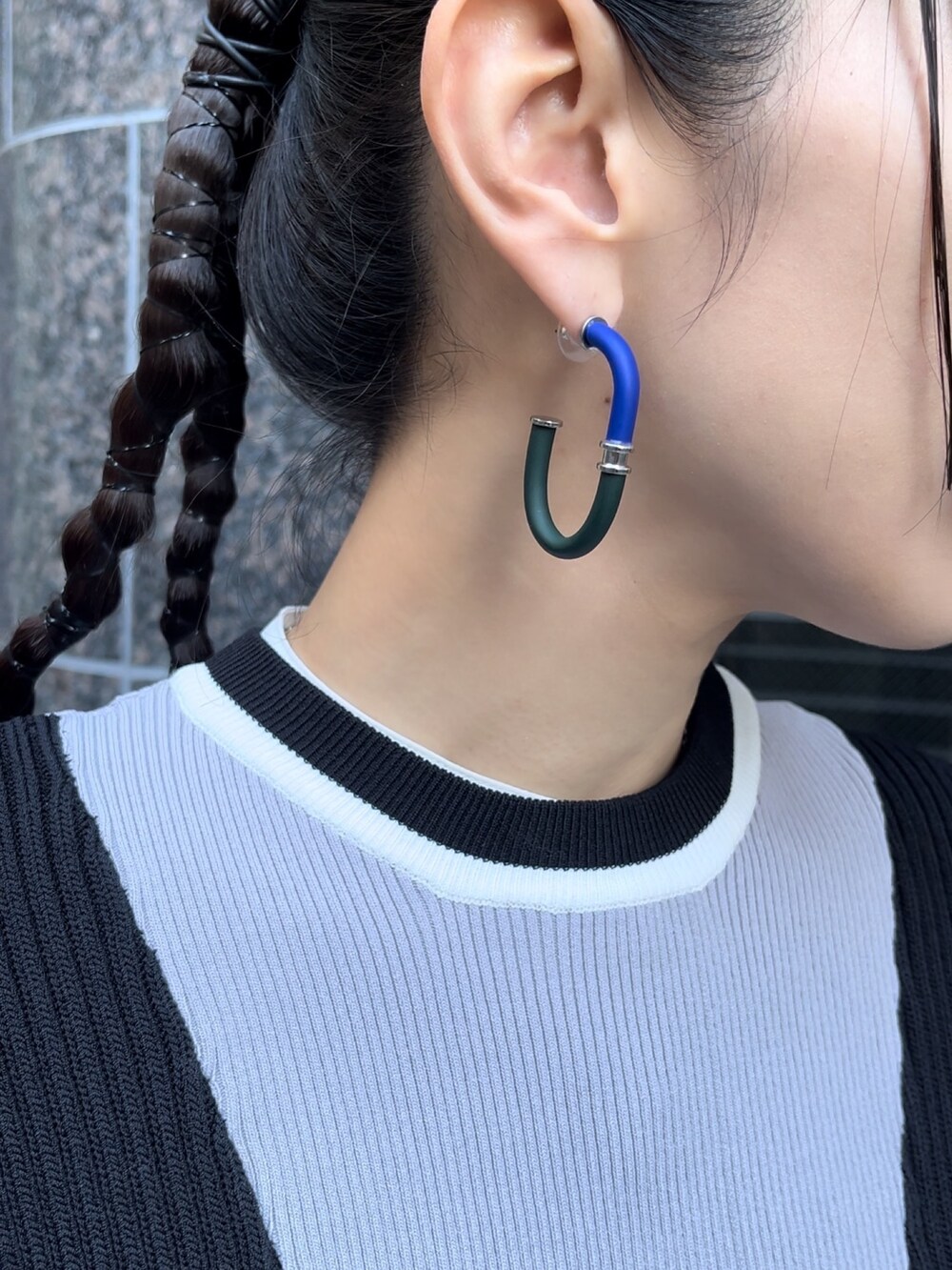 ホワイト系のシャツ/ブラウス、その他のスカート、その他のニット/セーターを着用したレディースの冬コーディネートの7枚目の写真