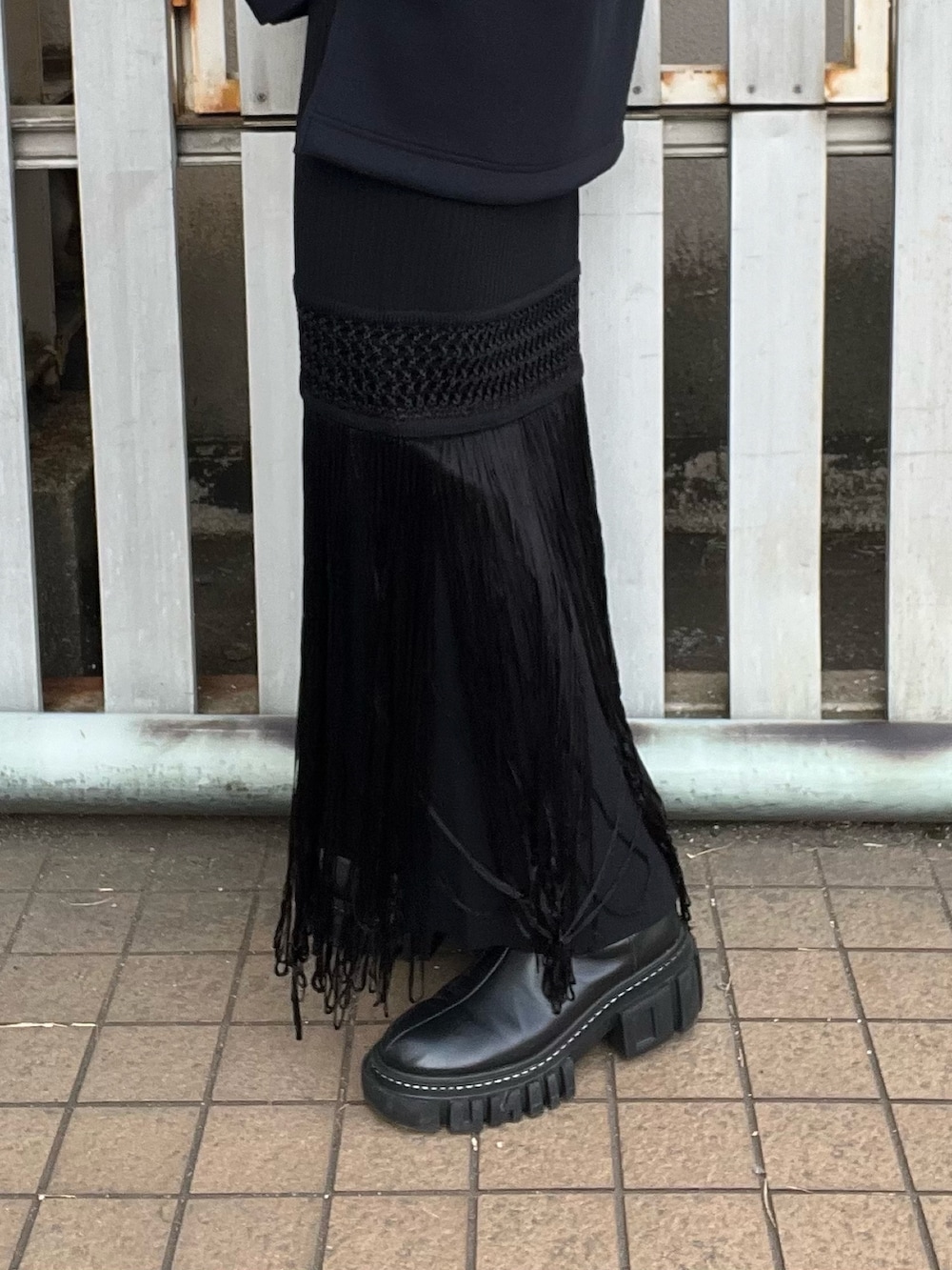 その他のTシャツ/カットソー、ブラック系のスカートを着用したレディースの冬コーディネートの5枚目の写真