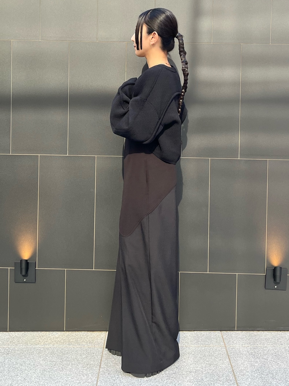 ブラック系のつなぎ/オールインワン、ブラック系のカーディガン/ボレロ、ブラック系のブーツを着用したレディースの冬コーディネートの2枚目の写真