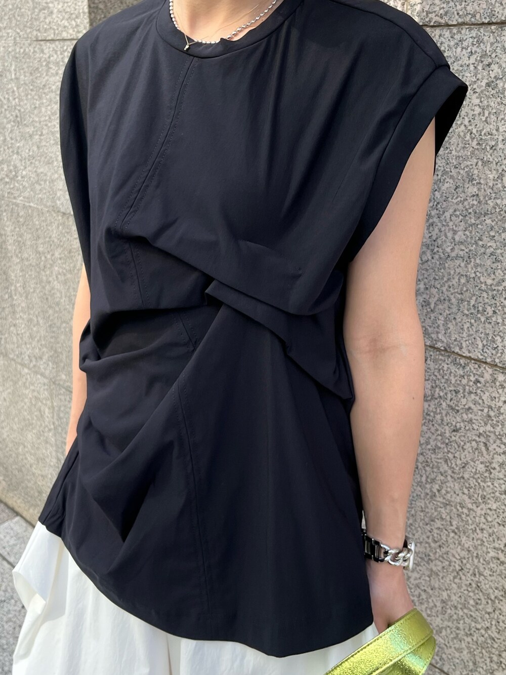 イエロー系のトートバッグ、ブラック系のTシャツ/カットソー、ホワイト系のその他パンツを着用したレディースの春コーディネートの4枚目の写真