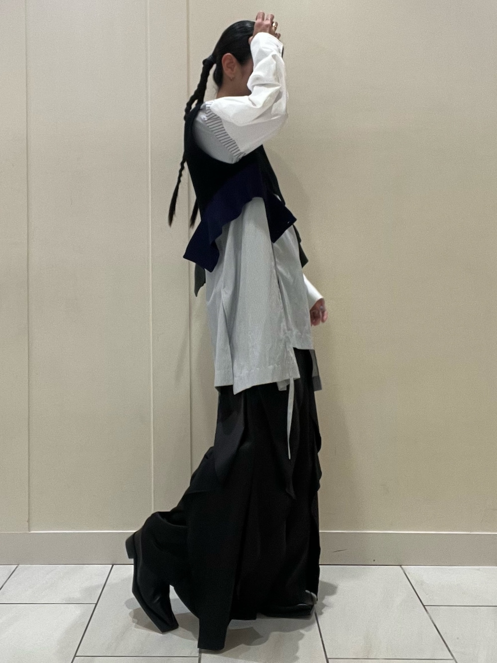 その他のシャツ/ブラウス、ブラック系のその他パンツ、ブラック系のサンダルを着用したレディースの夏コーディネートの3枚目の写真