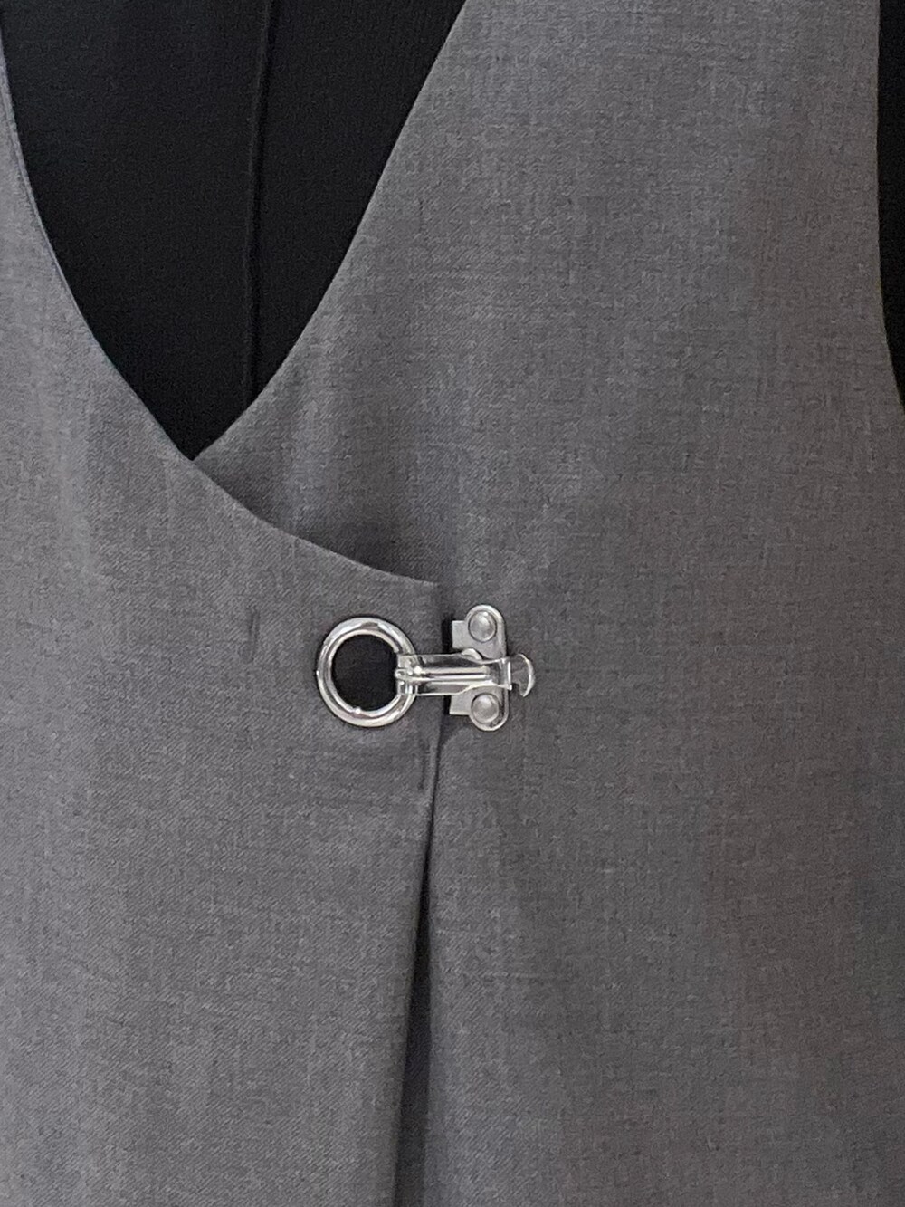 グレー系のつなぎ/オールインワン、ブラック系のニット/セーター、ブラック系のブーツを着用したレディースの冬コーディネートの5枚目の写真