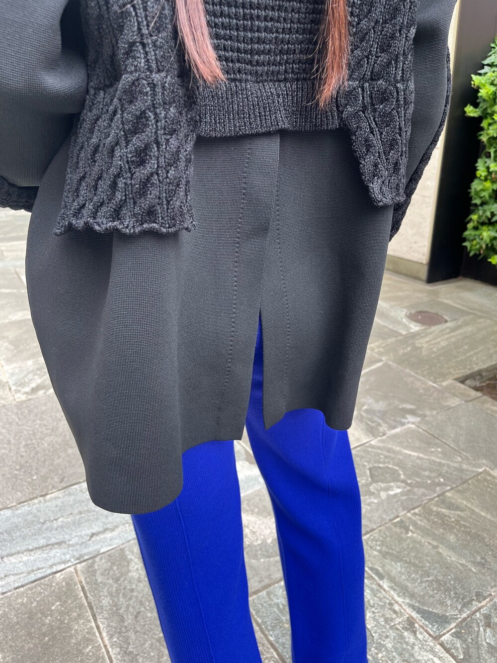 グレー系のローファー、ブラック系のニット/セーターを着用したレディースの秋コーディネートの7枚目の写真