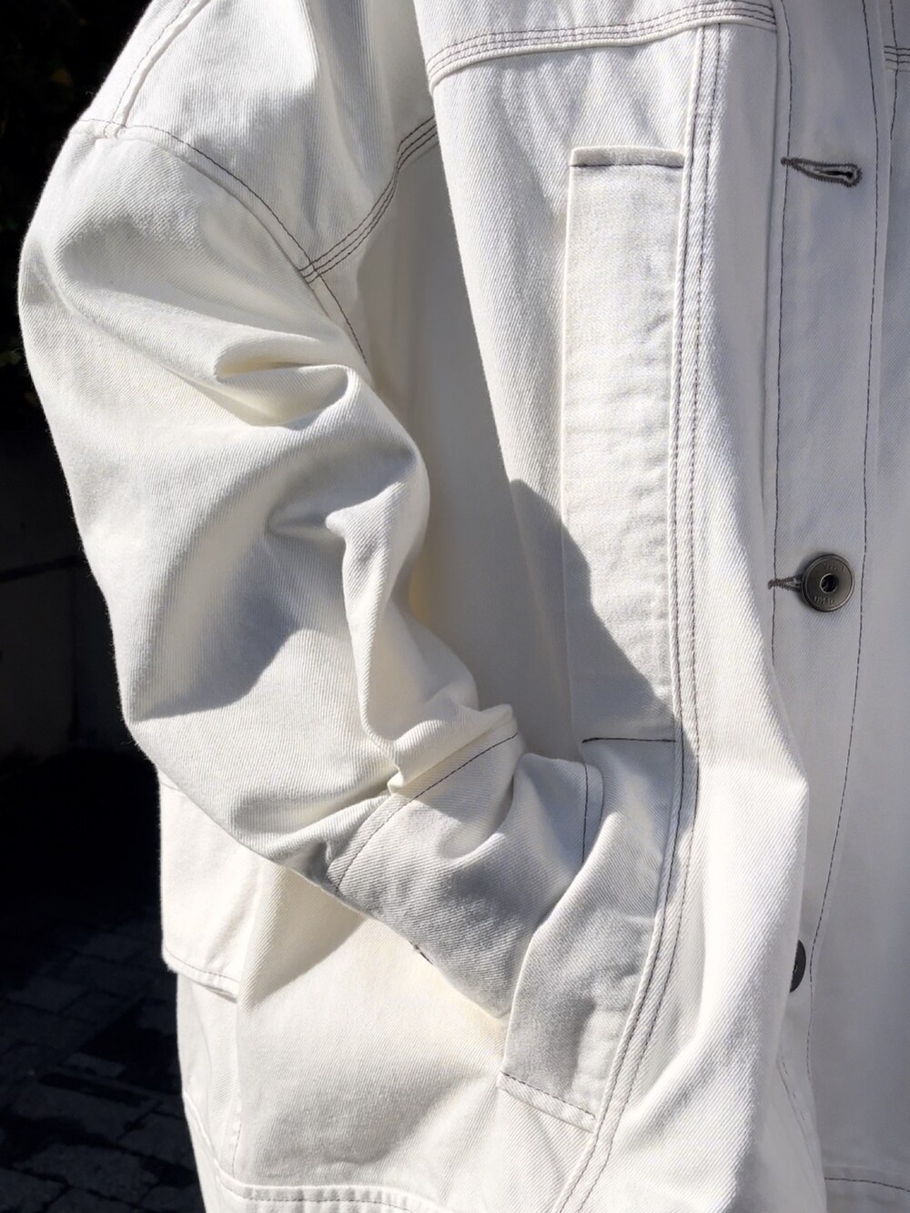 ホワイト系のデニムジャケット、ホワイト系のデニムパンツ、ブラック系のブーツを着用したレディースの冬コーディネートの6枚目の写真