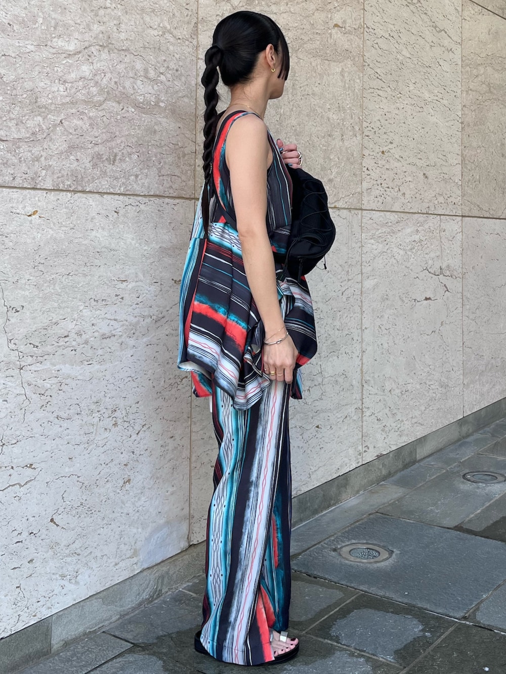 ブラック系のシャツ/ブラウス、ブラック系のボディバッグ/ウエストポーチ、ブラック系のその他パンツを着用したレディースの春コーディネートの2枚目の写真