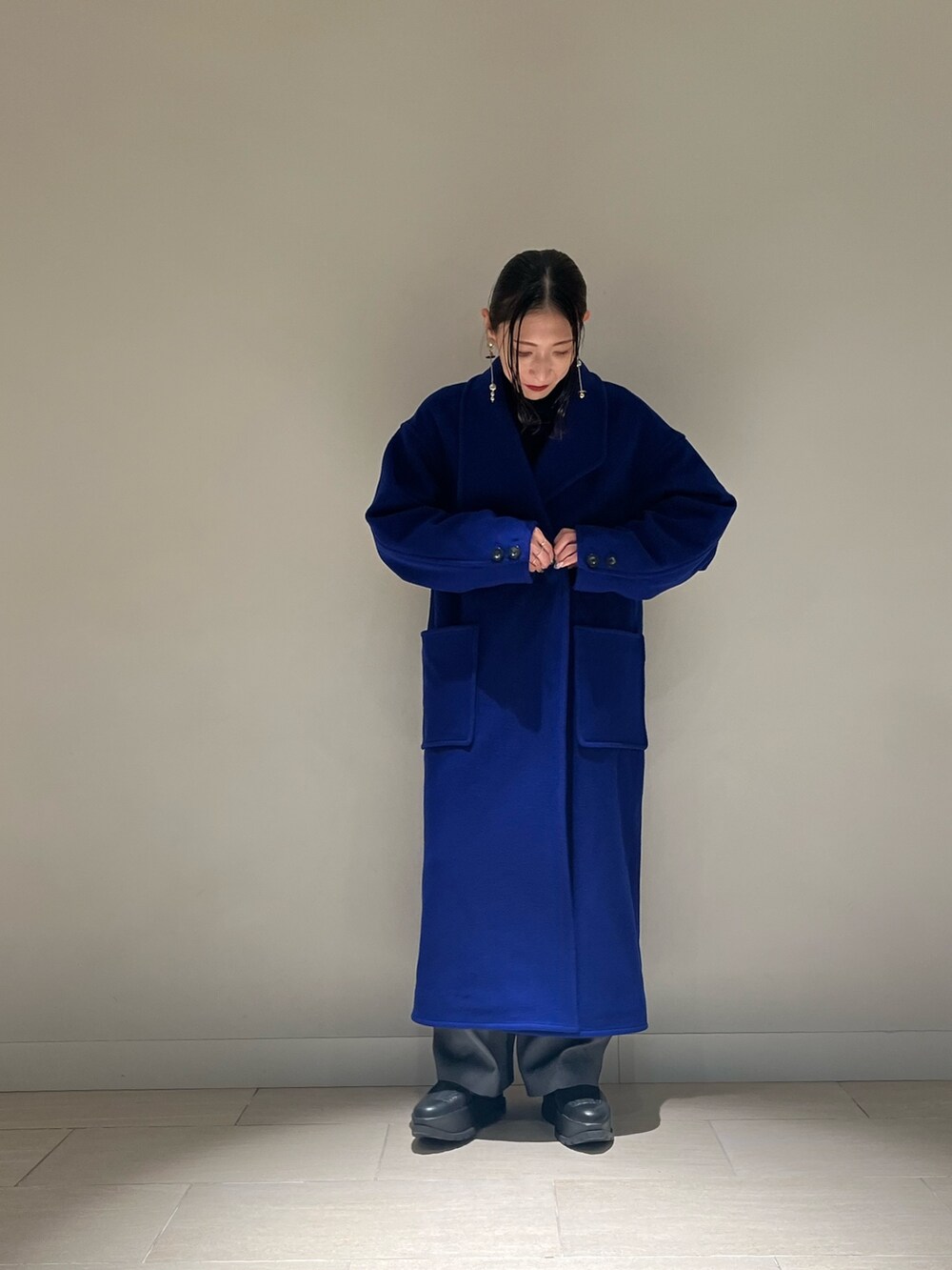 ブルー系のその他アウター、グレー系のつなぎ/オールインワン、ブラック系のニット/セーターを着用したレディースの冬コーディネートの5枚目の写真