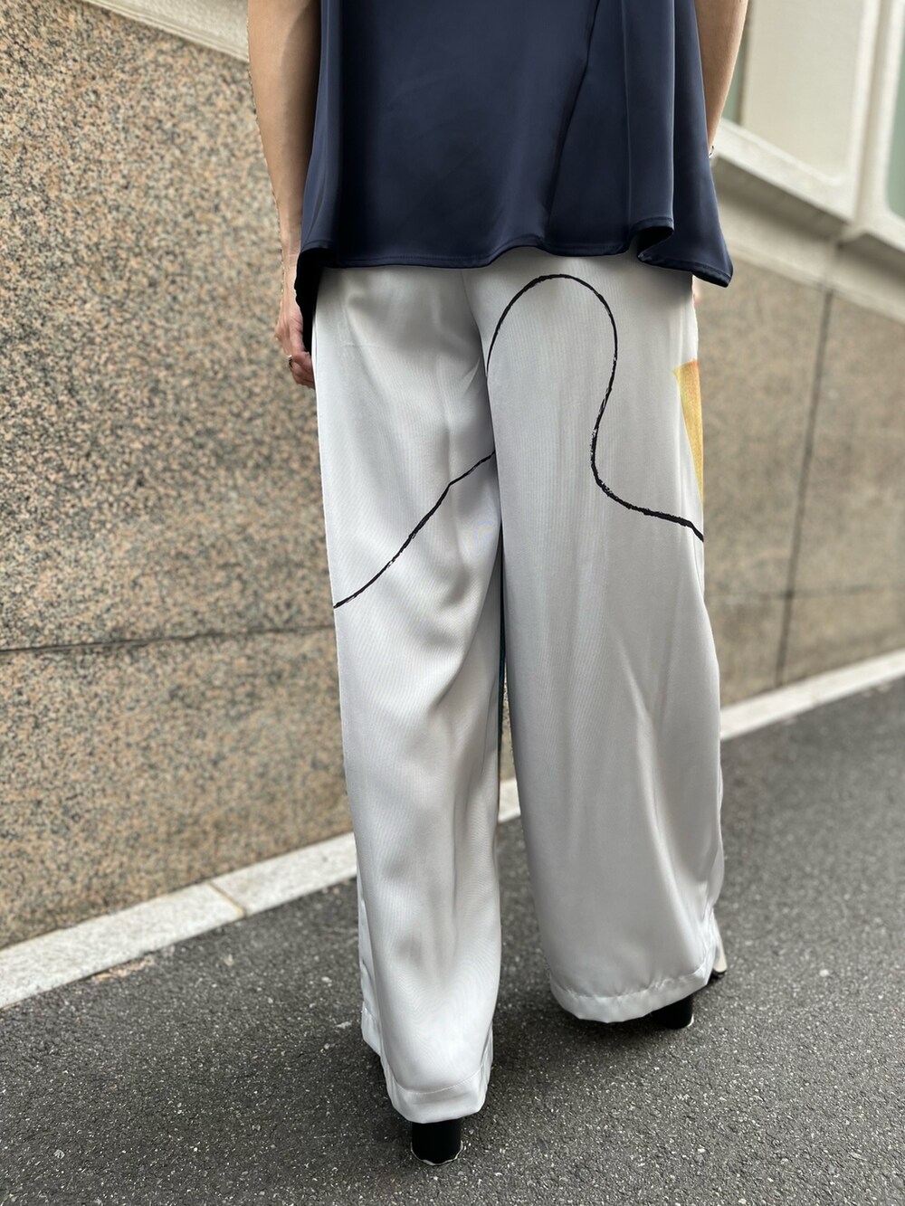 ブルー系のシャツ/ブラウス、ホワイト系のその他パンツ、シルバー系のブーツを着用したレディースの春コーディネートの5枚目の写真