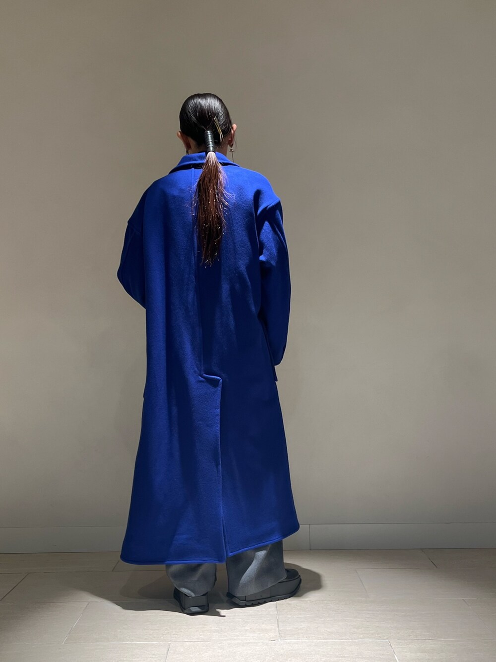 ブルー系のその他アウター、グレー系のつなぎ/オールインワン、ブラック系のニット/セーターを着用したレディースの冬コーディネートの4枚目の写真