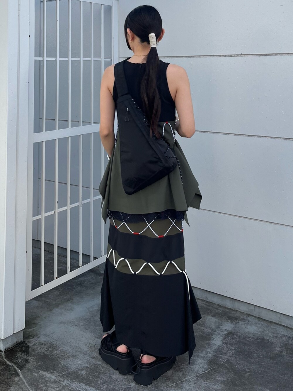 ブラック系のボディバッグ/ウエストポーチ、その他のタンクトップ、その他のスカートを着用したレディースの春コーディネートの2枚目の写真