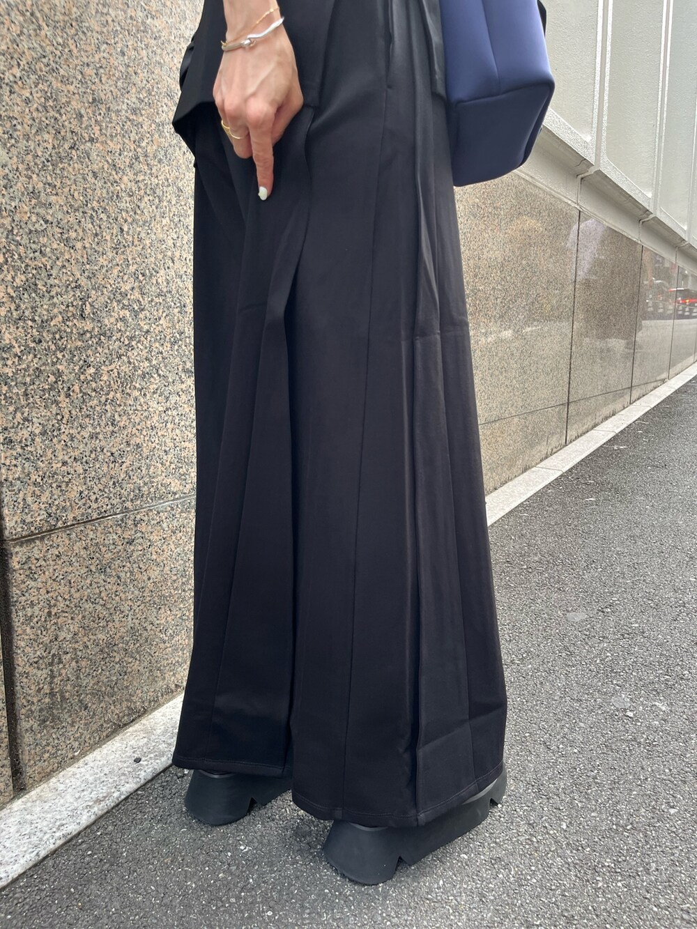 ブラック系のTシャツ/カットソー、ブラック系のその他パンツ、グリーン系のショルダーバッグを着用したレディースの夏コーディネートの8枚目の写真