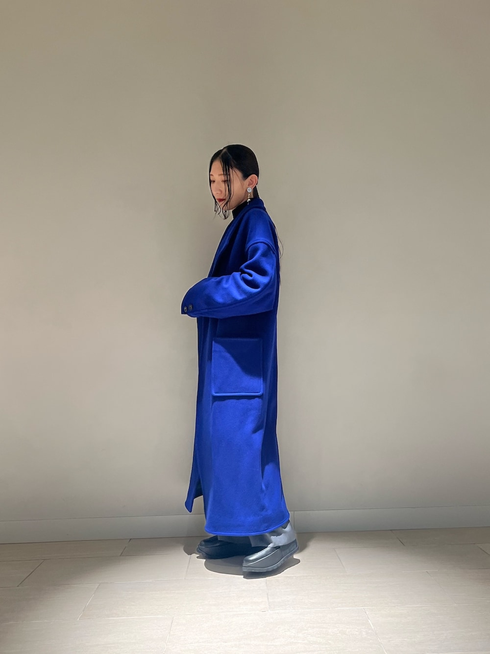 ブルー系のその他アウター、グレー系のつなぎ/オールインワン、ブラック系のニット/セーターを着用したレディースの冬コーディネートの2枚目の写真