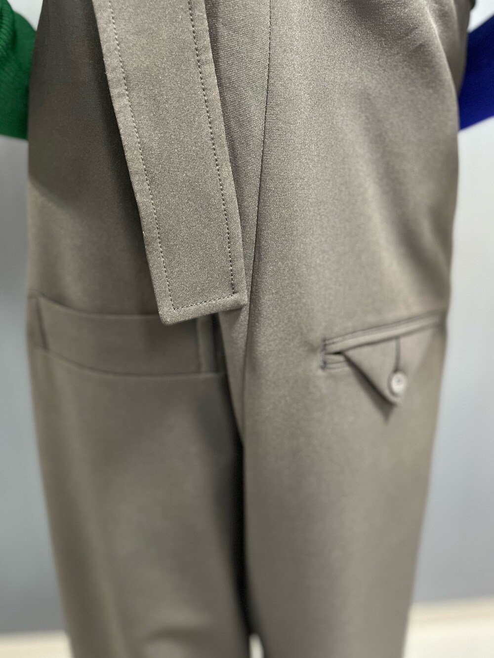 ブラック系のつなぎ/オールインワン、ブラック系のニット/セーター、シルバー系のネックレスを着用したレディースの冬コーディネートの6枚目の写真