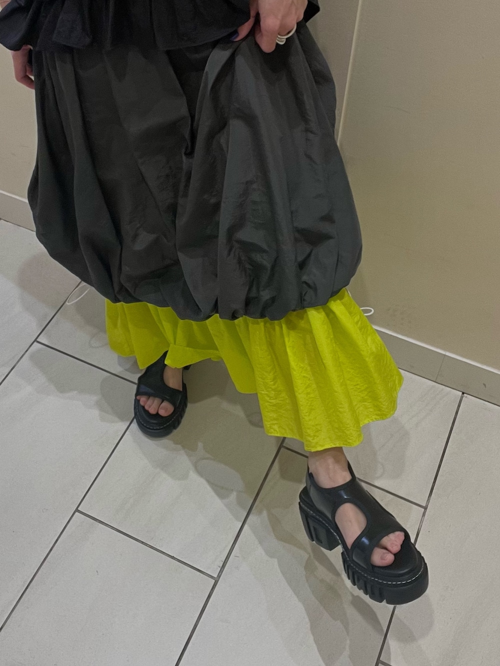 ブラック系のタンクトップ、その他のスカート、ブラック系のサンダルを着用したレディースの春コーディネートの6枚目の写真