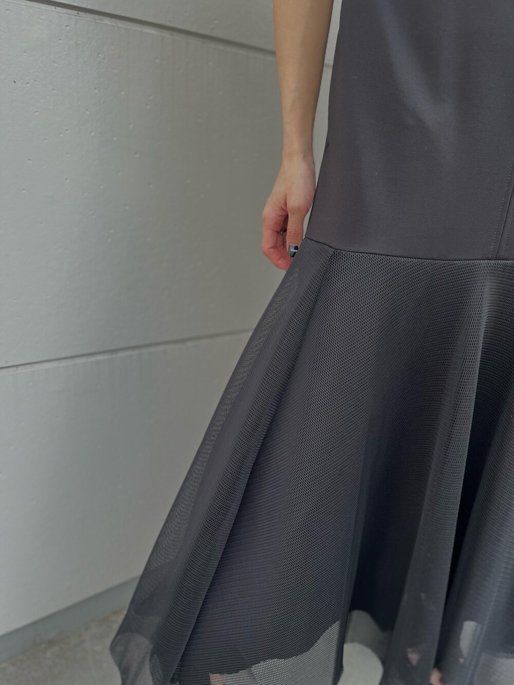 ブラック系のワンピース、その他のサンダル、ゴールド系のネックレスを着用したレディースの春コーディネートの7枚目の写真