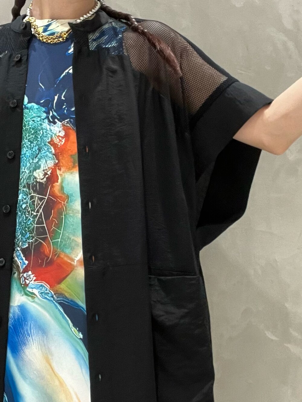 オレンジ系のワンピース、ブラック系のシャツ/ブラウス、ブラック系のサンダルを着用したレディースの春コーディネートの6枚目の写真