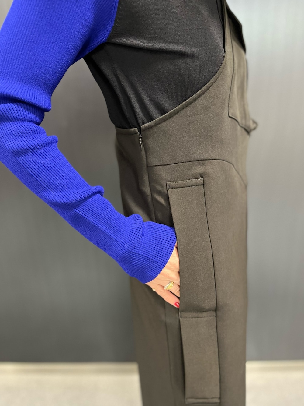 ブラック系のつなぎ/オールインワン、ブラック系のニット/セーター、シルバー系のネックレスを着用したレディースの冬コーディネートの8枚目の写真