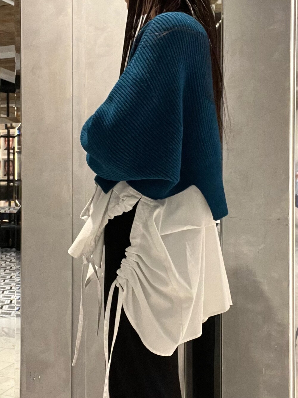 ブラック系のその他パンツ、ホワイト系のキャミソール、ブルー系のニット/セーターを着用したレディースの冬コーディネートの4枚目の写真