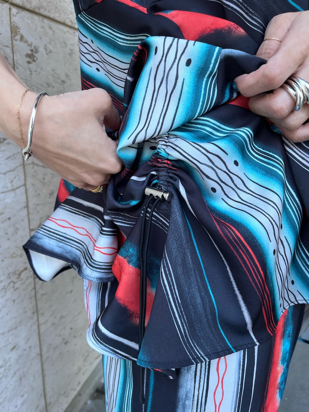 ブラック系のシャツ/ブラウス、ブラック系のボディバッグ/ウエストポーチ、ブラック系のその他パンツを着用したレディースの春コーディネートの6枚目の写真