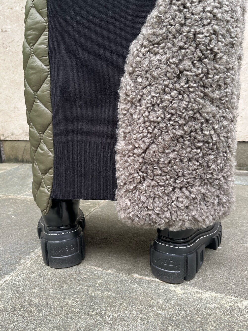 ブラック系のニット/セーター、ブラック系のスカート、ブラック系のローファーを着用したレディースの秋コーディネートの6枚目の写真