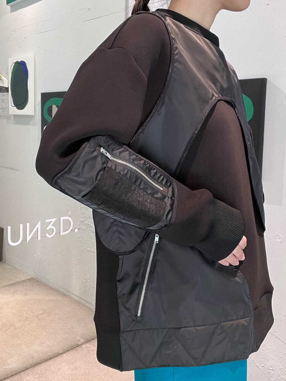 ブラック系のスウェット、ブルー系のスカート、ブラック系のブーツを着用したレディースの冬コーディネートの4枚目の写真