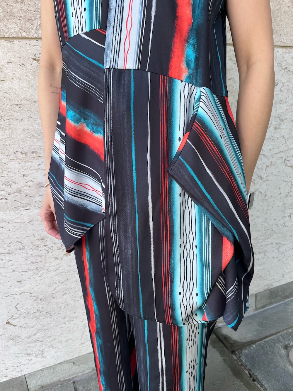 ブラック系のシャツ/ブラウス、ブラック系のボディバッグ/ウエストポーチ、ブラック系のその他パンツを着用したレディースの春コーディネートの5枚目の写真