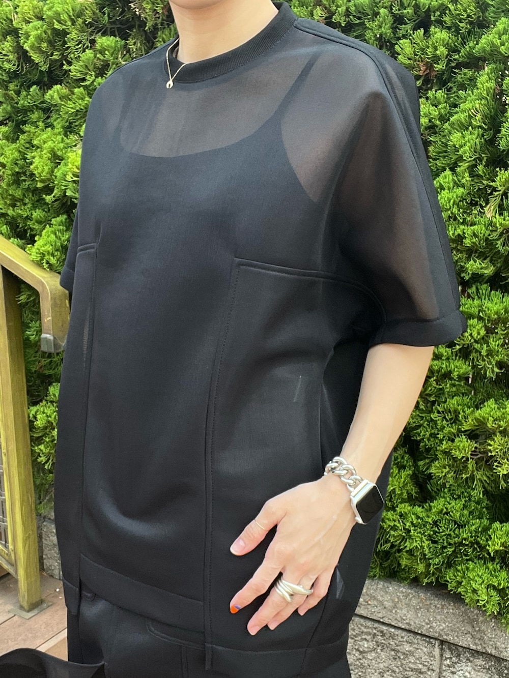 ブラック系のTシャツ/カットソー、ブラック系のスカート、ブラック系のサンダルを着用したレディースの春コーディネートの4枚目の写真