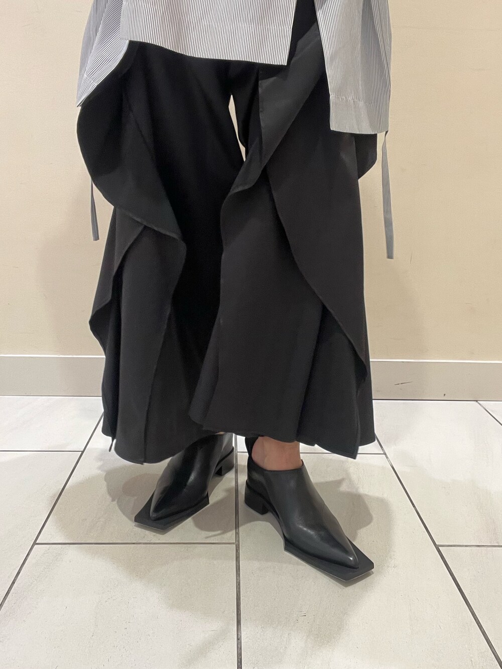 その他のシャツ/ブラウス、ブラック系のその他パンツ、ブラック系のサンダルを着用したレディースの夏コーディネートの9枚目の写真