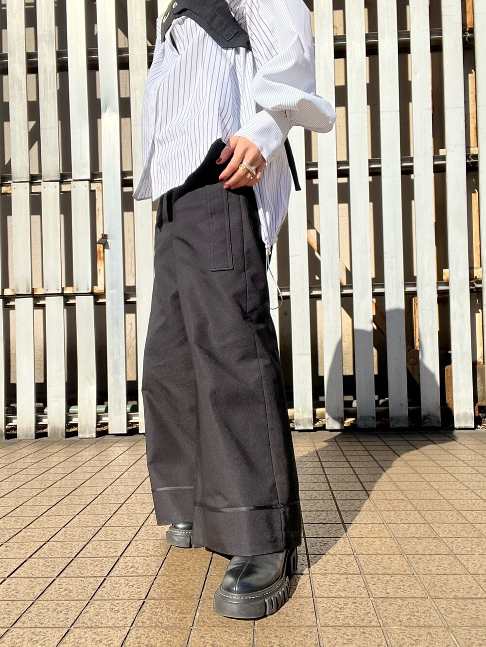 ブラック系のベスト、その他のシャツ/ブラウス、ブラック系のその他パンツを着用したレディースの冬コーディネートの5枚目の写真