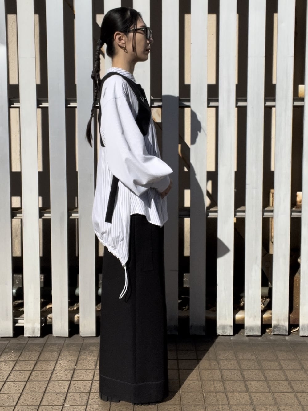 ブラック系のベスト、その他のシャツ/ブラウス、ブラック系のその他パンツを着用したレディースの冬コーディネートの2枚目の写真