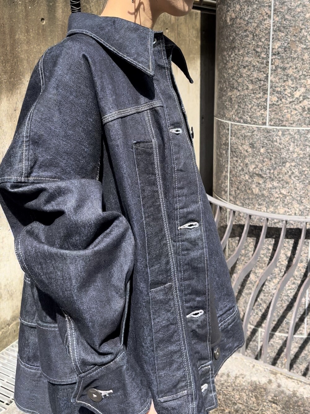 ブラック系のTシャツ/カットソー、ブルー系のデニムジャケット、グリーン系のスカートを着用したレディースの春コーディネートの3枚目の写真