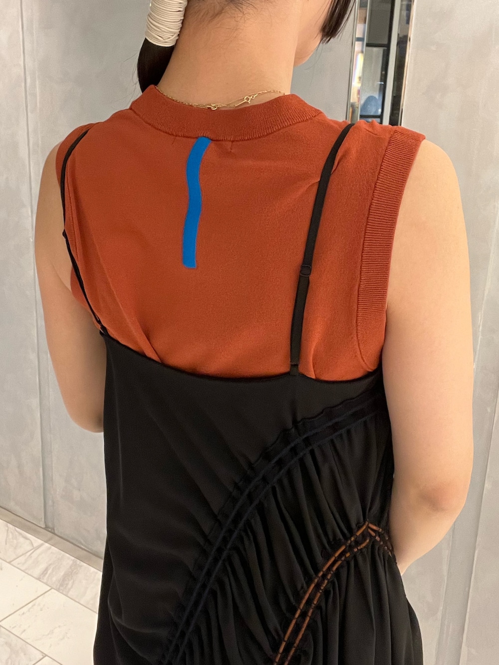 ブラック系のワンピース、ブラウン系のタンクトップ、ブラック系のカーディガン/ボレロを着用したレディースの春コーディネートの3枚目の写真