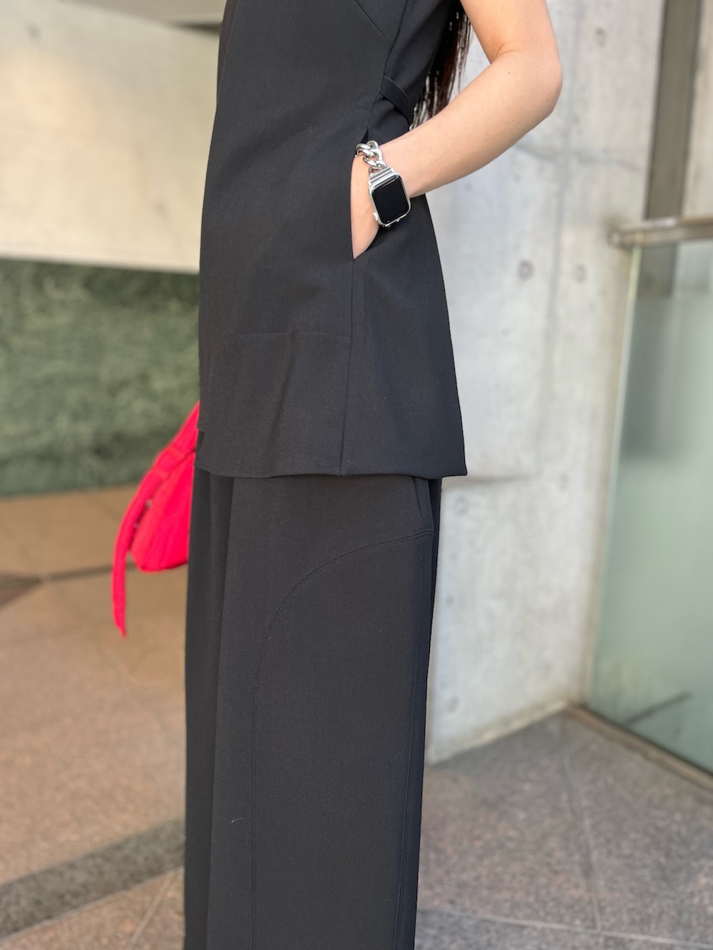 ブラック系のTシャツ/カットソー、グリーン系のキャミソール、シルバー系のパンプスを着用したレディースの春コーディネートの3枚目の写真