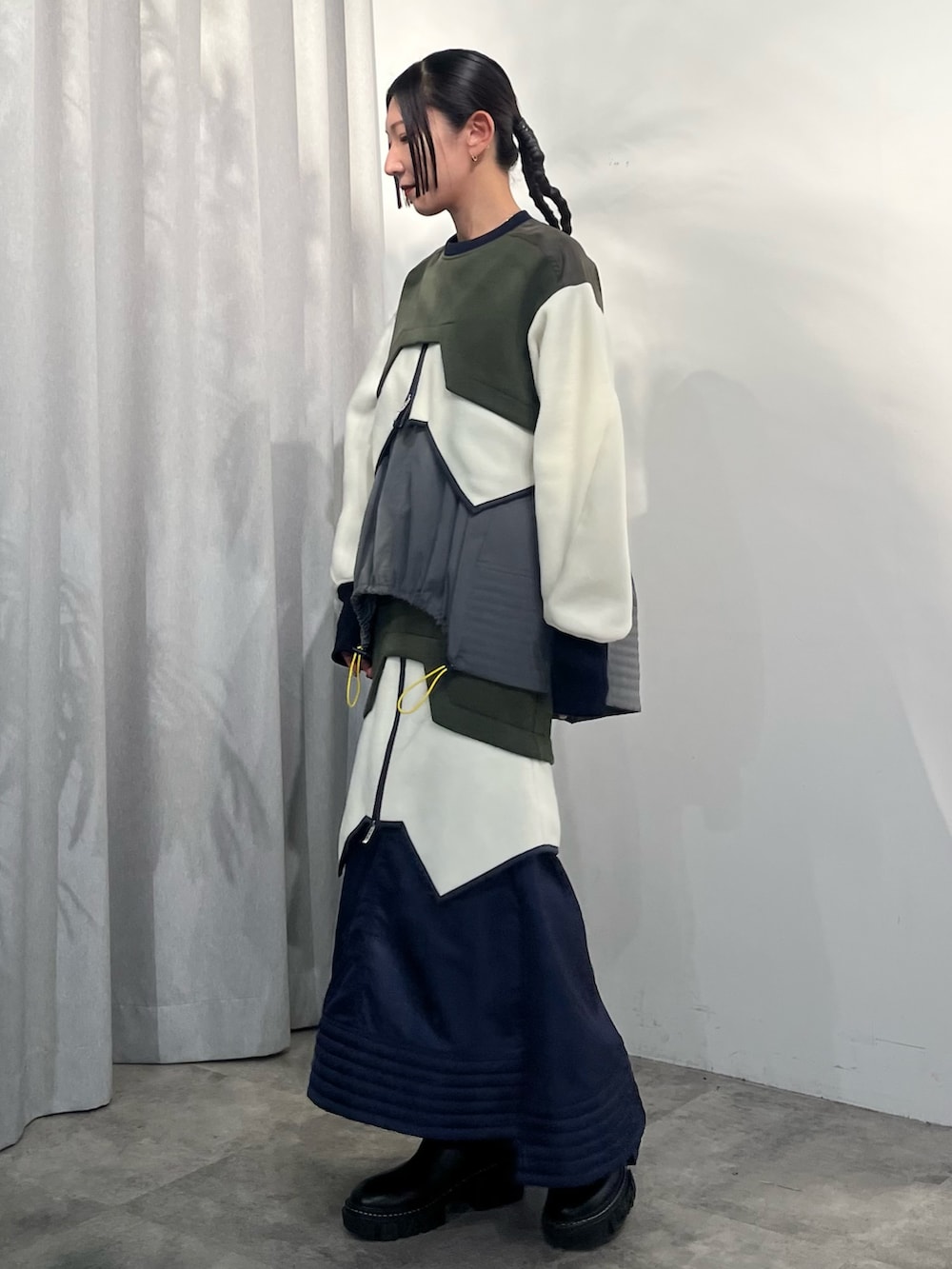 その他のその他トップス、グレー系のシャツ/ブラウス、その他のスカートを着用したレディースの秋コーディネートの3枚目の写真