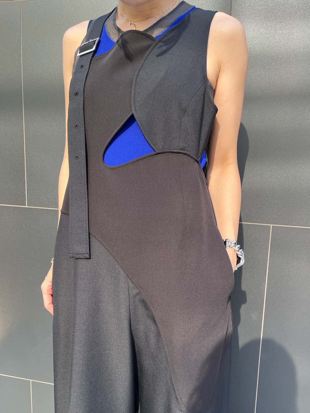 ブラック系のつなぎ/オールインワン、ブラック系のカーディガン/ボレロ、ブラック系のブーツを着用したレディースの冬コーディネートの8枚目の写真