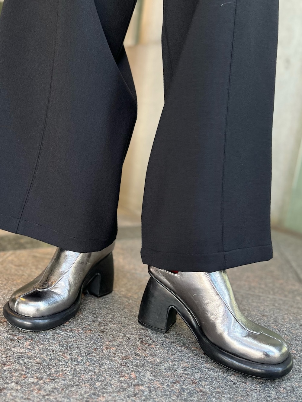 ブラック系のTシャツ/カットソー、グリーン系のキャミソール、シルバー系のパンプスを着用したレディースの春コーディネートの5枚目の写真