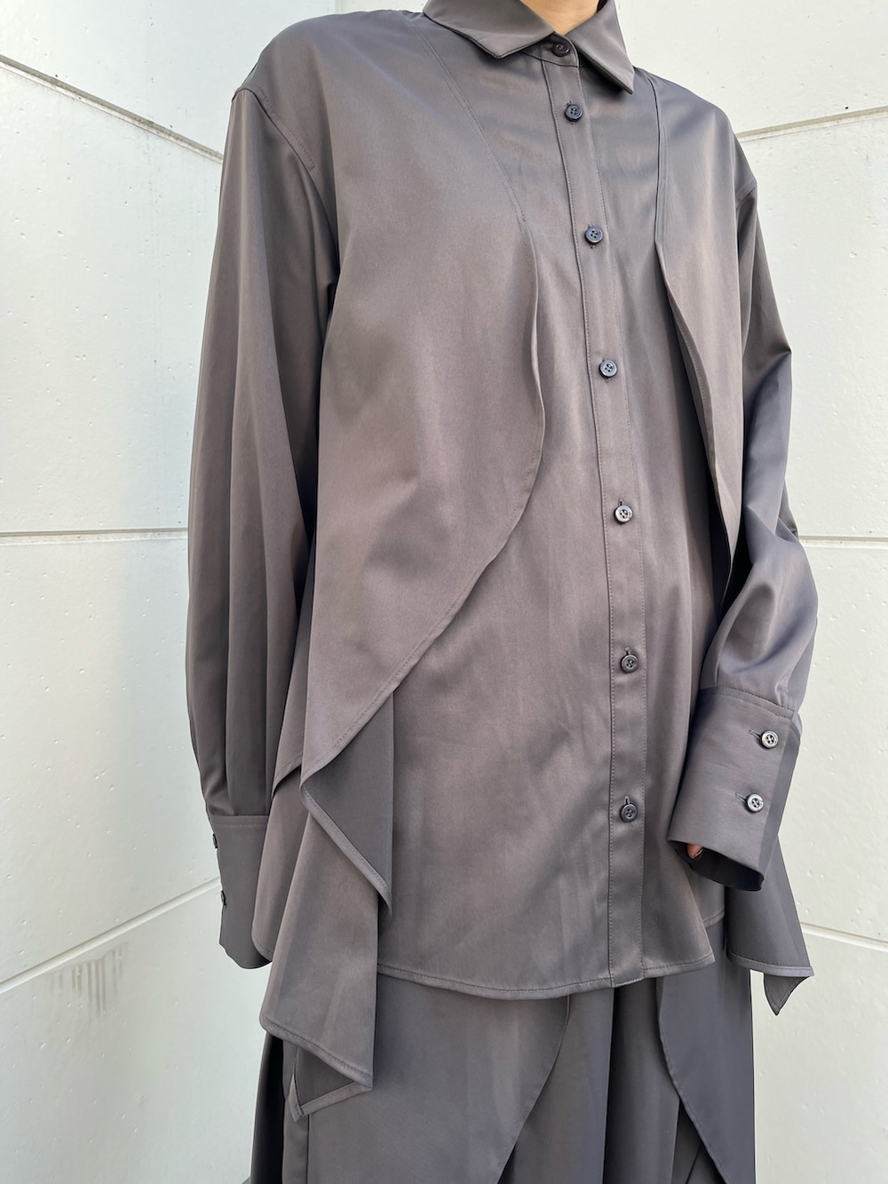 グレー系のシャツ/ブラウス、グレー系のその他パンツ、ブラック系のスリッポンを着用したレディースの秋コーディネートの5枚目の写真