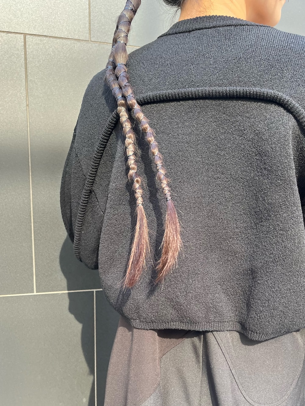 ブラック系のつなぎ/オールインワン、ブラック系のカーディガン/ボレロ、ブラック系のブーツを着用したレディースの冬コーディネートの7枚目の写真