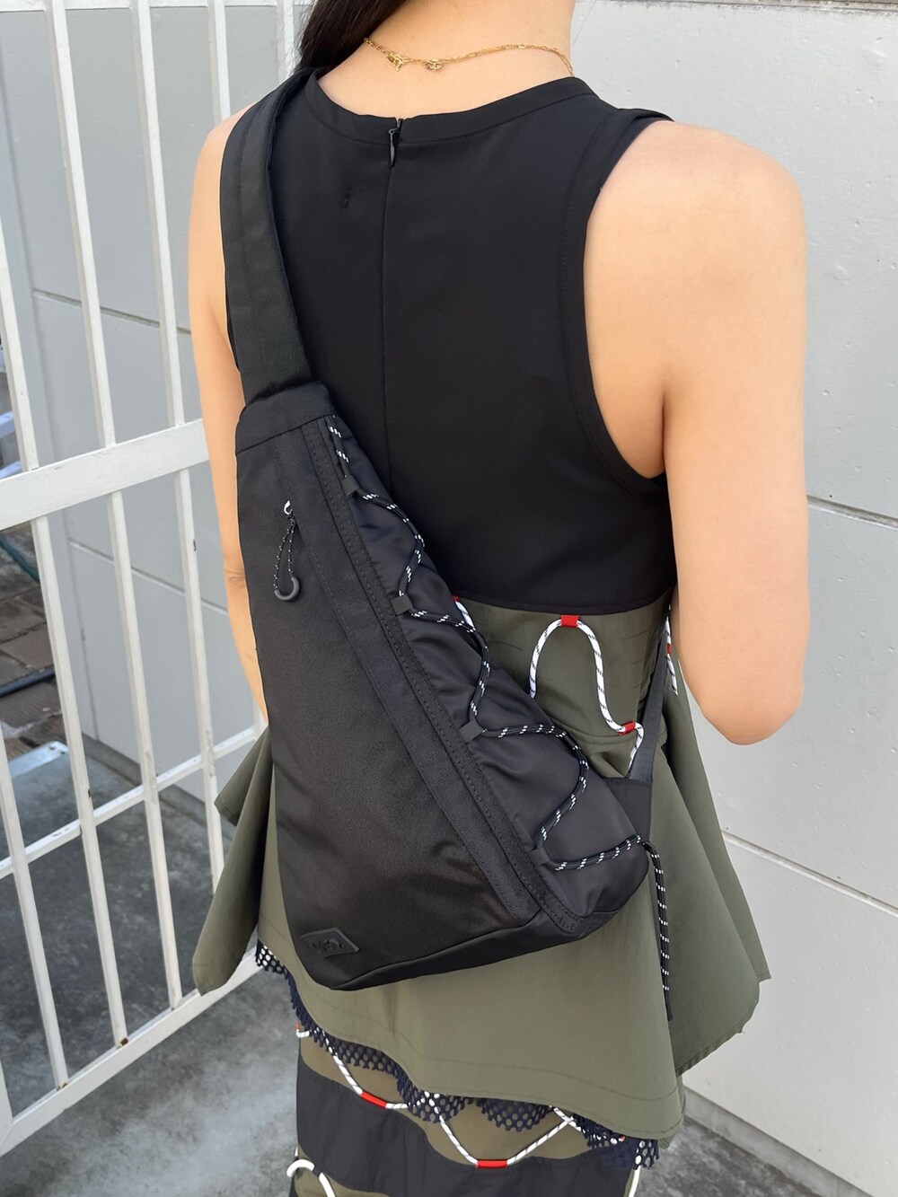 ブラック系のボディバッグ/ウエストポーチ、その他のタンクトップ、その他のスカートを着用したレディースの春コーディネートの5枚目の写真