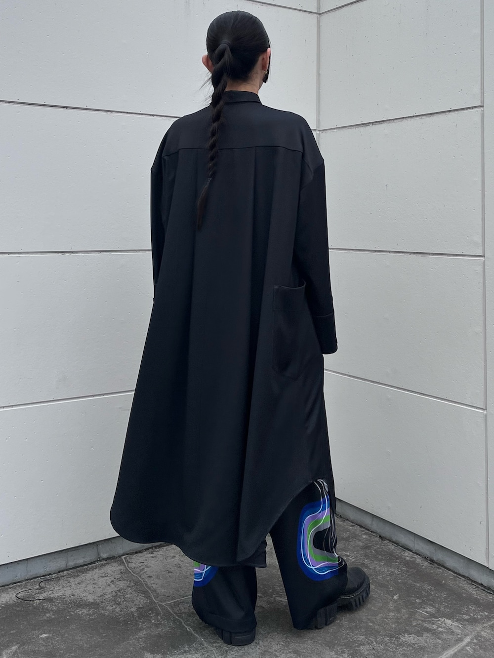 ブラック系のシャツ/ブラウス、ブラック系のその他パンツ、ブラック系のブーツを着用したレディースの冬コーディネートの3枚目の写真