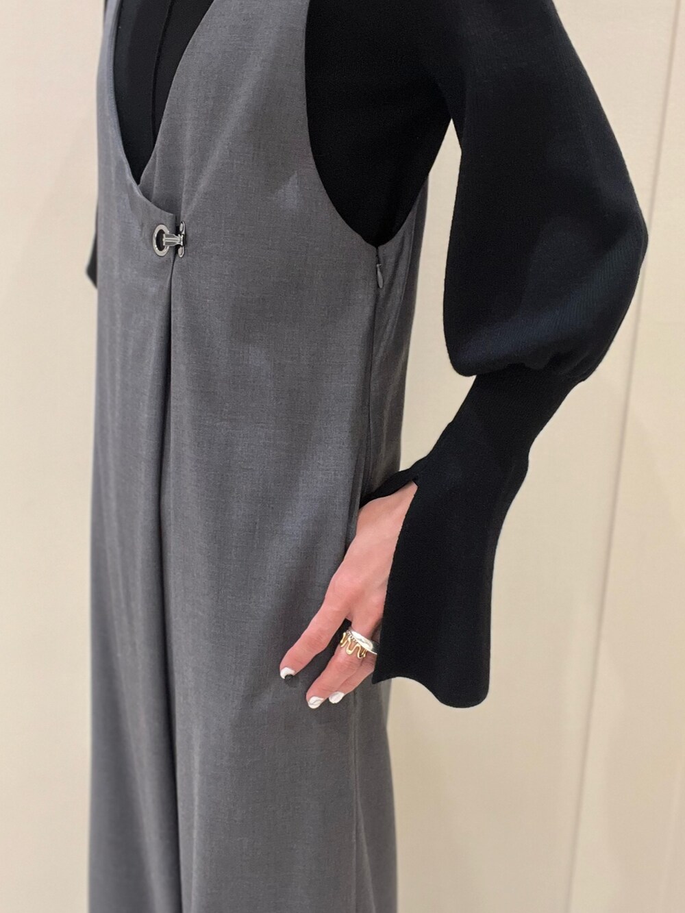 グレー系のつなぎ/オールインワン、ブラック系のニット/セーター、ブラック系のブーツを着用したレディースの冬コーディネートの4枚目の写真