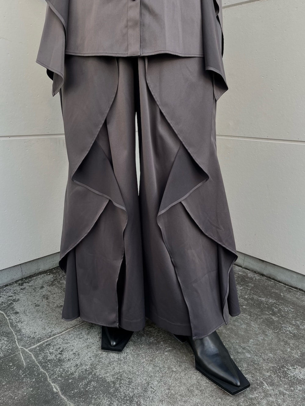 グレー系のシャツ/ブラウス、グレー系のその他パンツ、ブラック系のスリッポンを着用したレディースの秋コーディネートの7枚目の写真