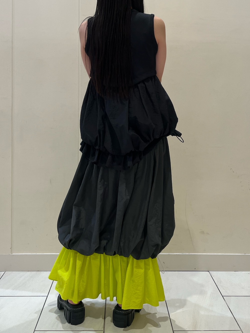 ブラック系のタンクトップ、その他のスカート、ブラック系のサンダルを着用したレディースの春コーディネートの2枚目の写真