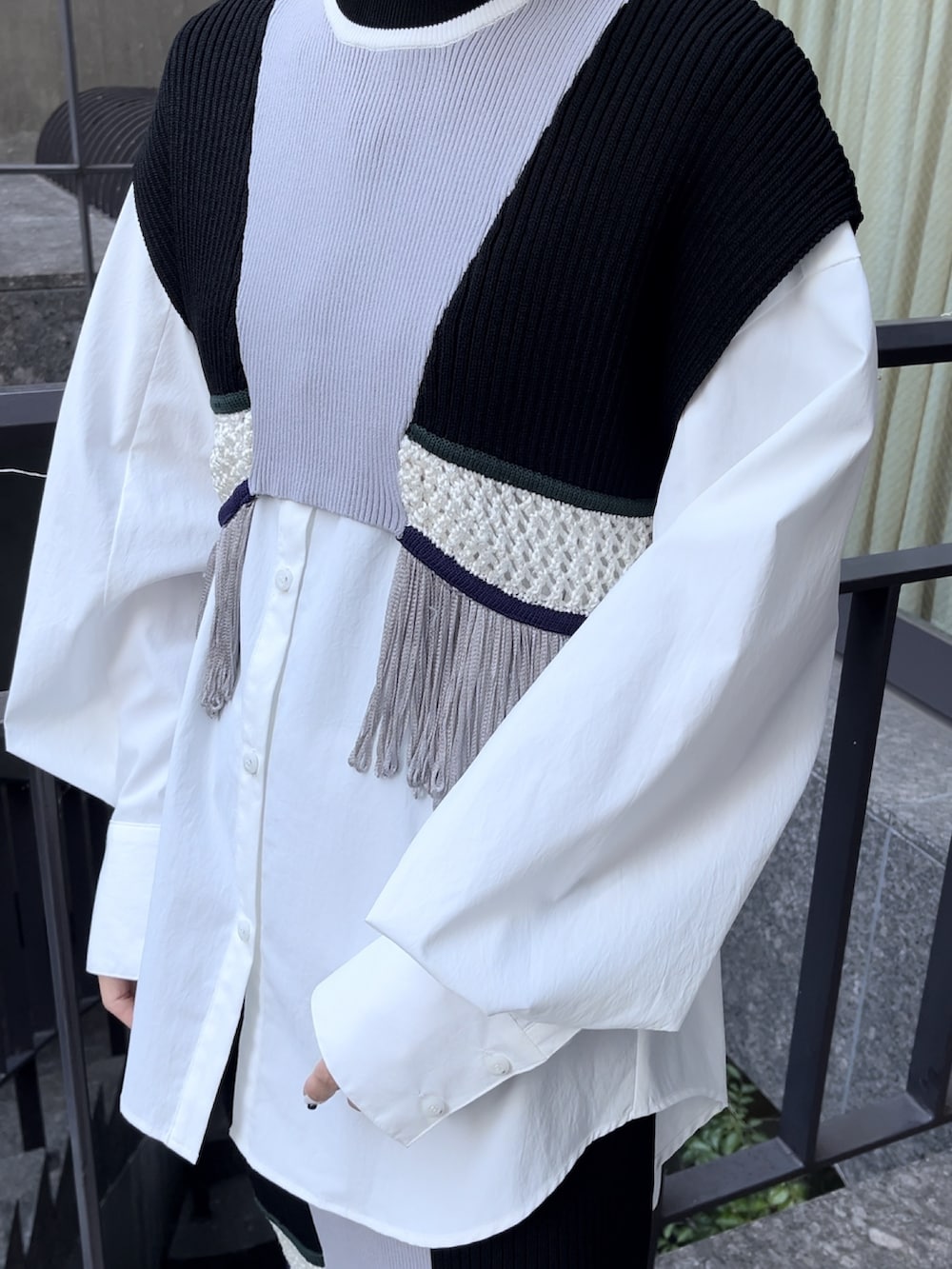 ホワイト系のシャツ/ブラウス、その他のスカート、その他のニット/セーターを着用したレディースの冬コーディネートの3枚目の写真