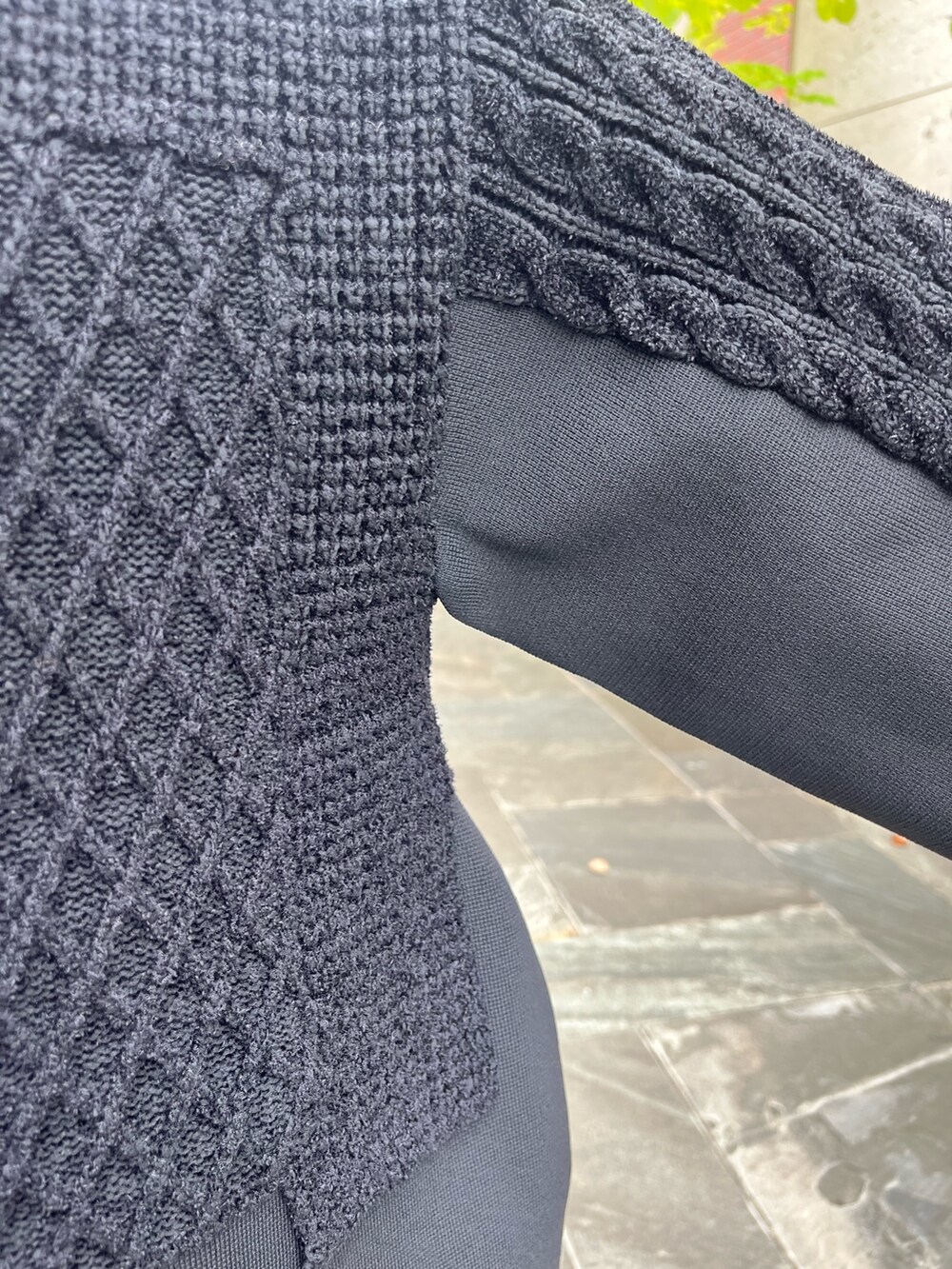 グレー系のローファー、ブラック系のニット/セーターを着用したレディースの秋コーディネートの5枚目の写真