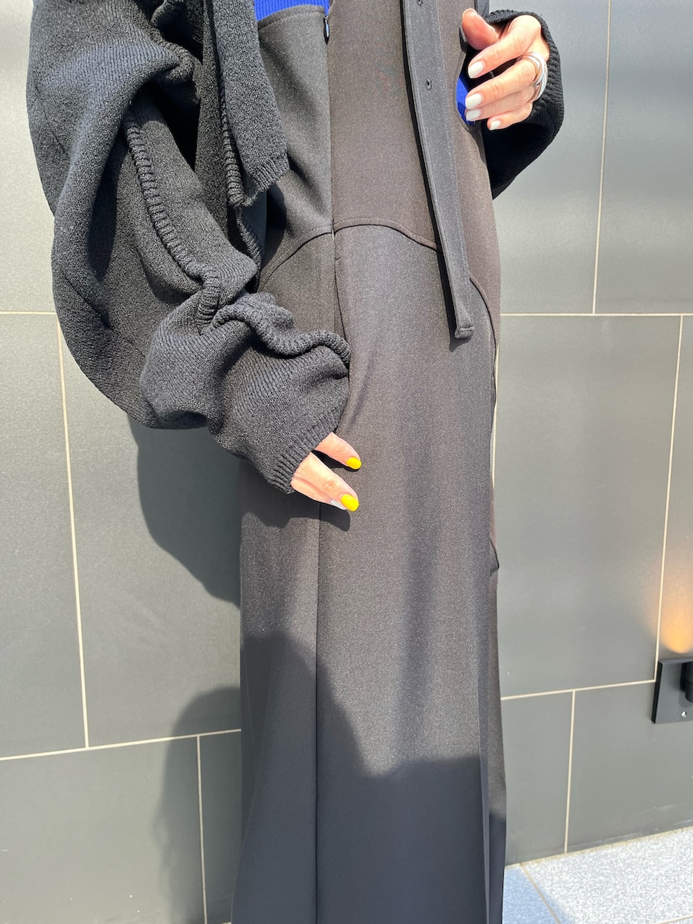 ブラック系のつなぎ/オールインワン、ブラック系のカーディガン/ボレロ、ブラック系のブーツを着用したレディースの冬コーディネートの6枚目の写真