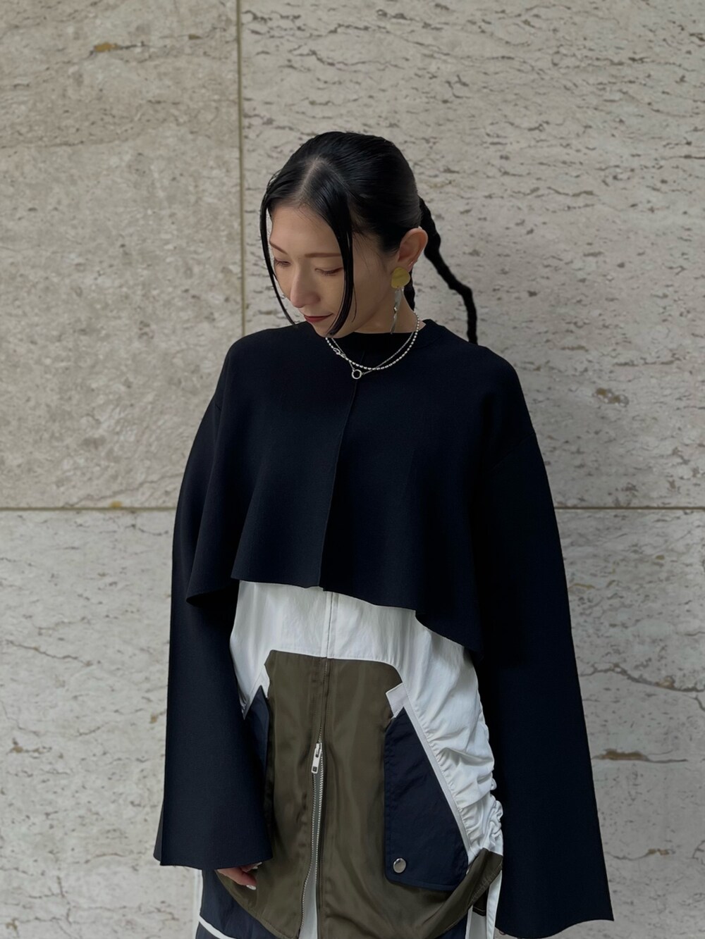 その他のシャツ/ブラウス、その他のスカート、ブラック系のニット/セーターを着用したレディースの秋コーディネートの3枚目の写真