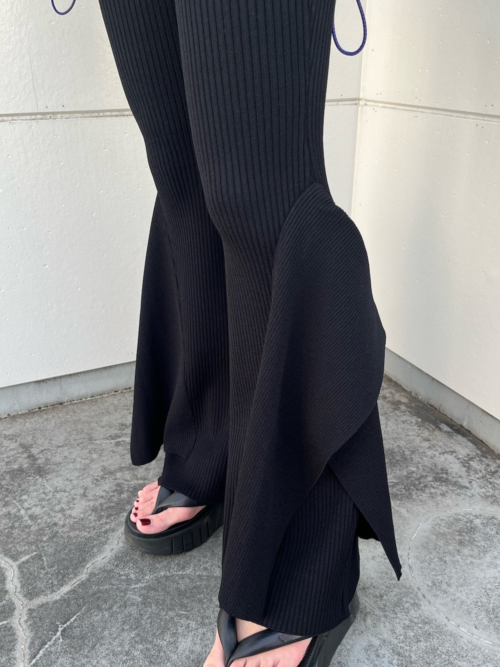 ホワイト系のTシャツ/カットソー、ブラック系のその他パンツ、ブラック系のサングラスを着用したレディースの夏コーディネートの5枚目の写真