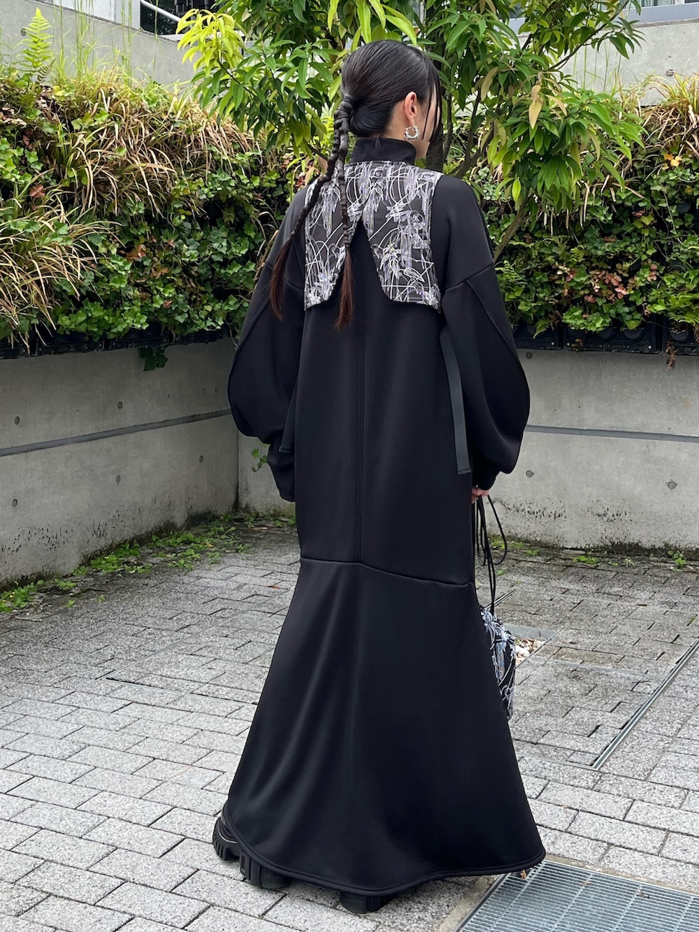 ブラック系のローファー、ブラック系のワンピース、ブラック系のショルダーバッグを着用したレディースの秋コーディネートの2枚目の写真