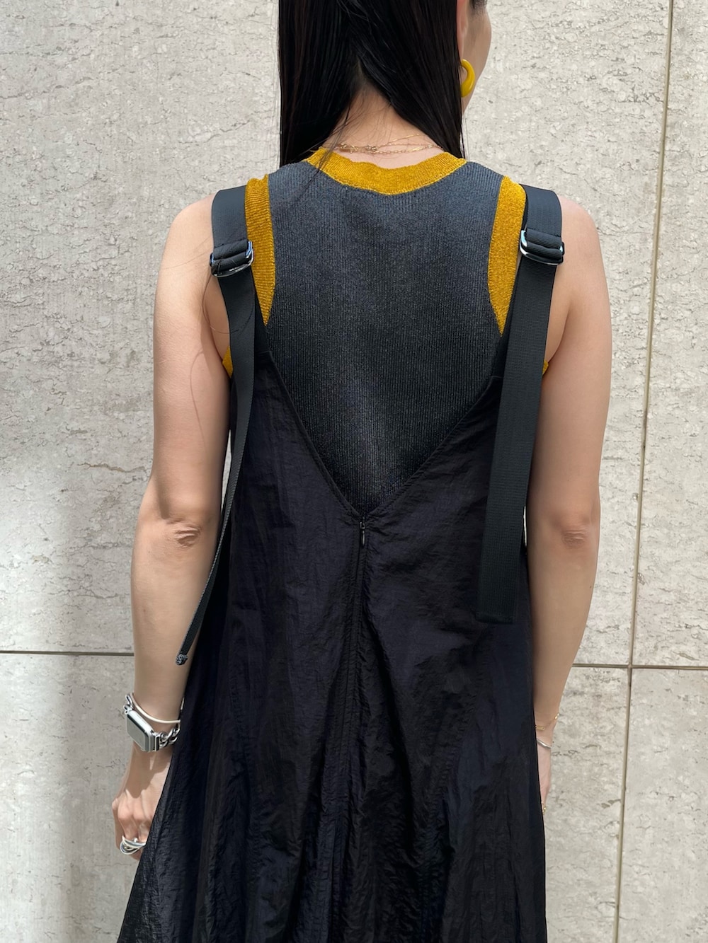 ブラック系のワンピース、シルバー系のサンダル、グレー系のタンクトップを着用したレディースの夏コーディネートの6枚目の写真