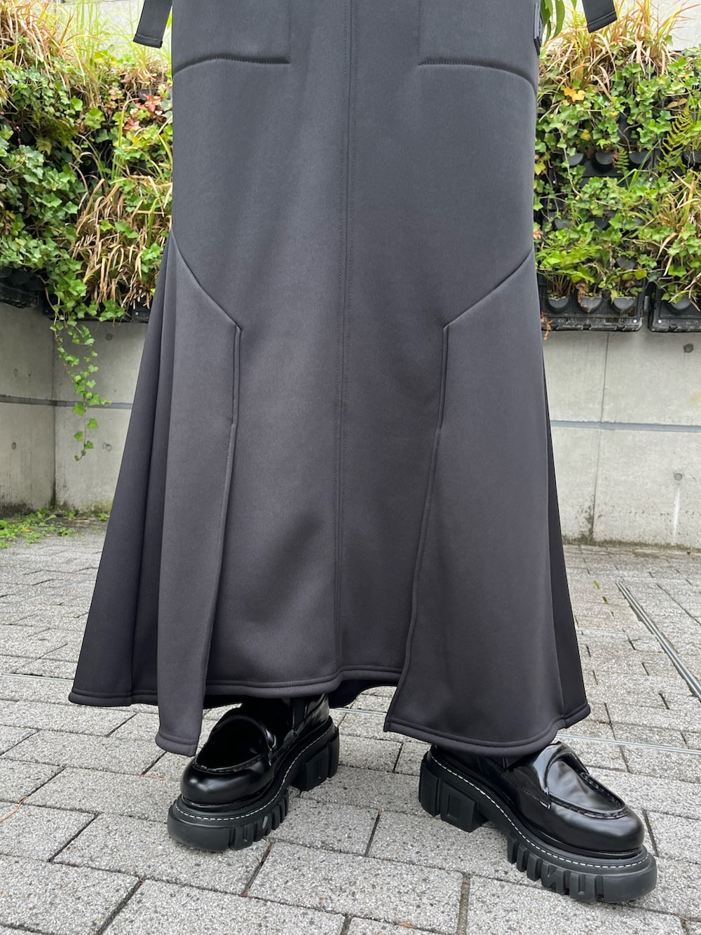 ブラック系のローファー、ブラック系のワンピース、ブラック系のショルダーバッグを着用したレディースの秋コーディネートの6枚目の写真